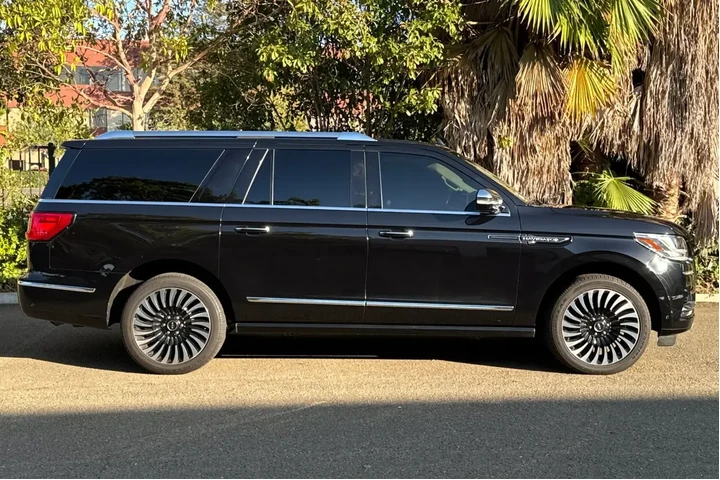 Lincoln Navigator L 2021 4x4 image 2