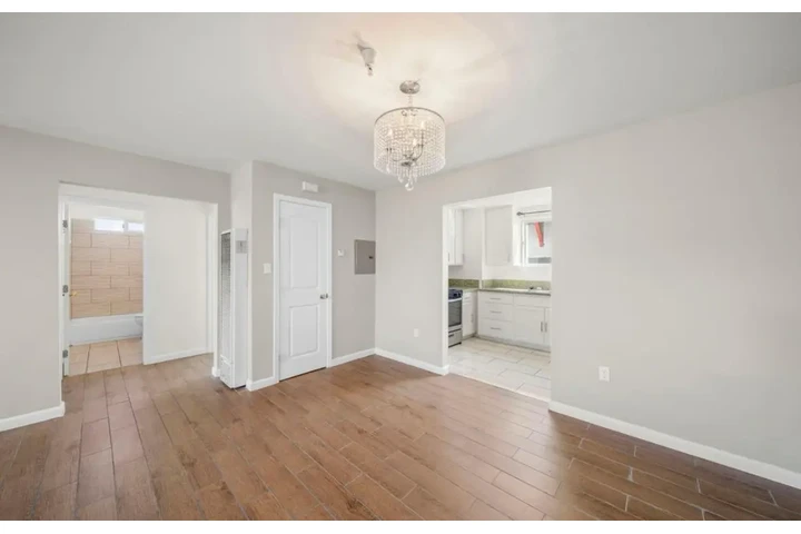 $1950 : 2 Bedroom Apt In Koreatown, LA image 2