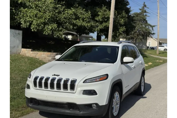 $5999 : 2017 Cherokee Latitude image 1