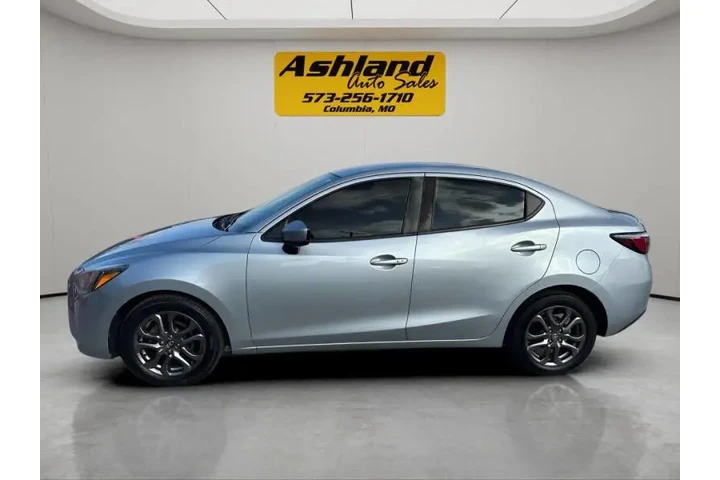 $10900 : 2019 Yaris LE image 3