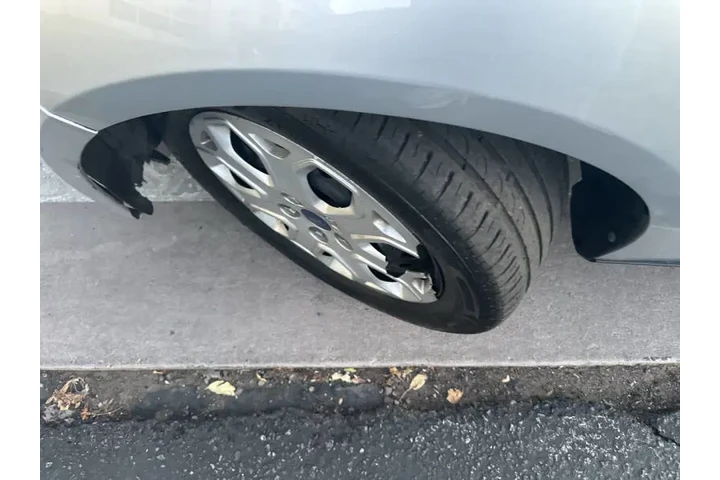 2012 Focus SE image 4