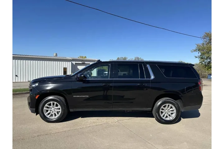 $30900 : 2023 Suburban LT image 3