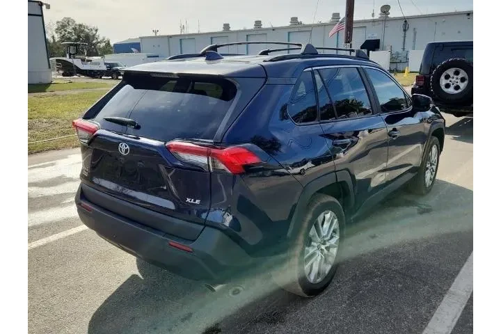 $22999 : Toyota RAV4 2021 XLE Premium image 2