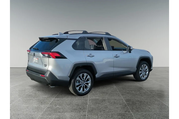 $32508 : Toyota RAV4 2024 AWD XLE Pre image 5