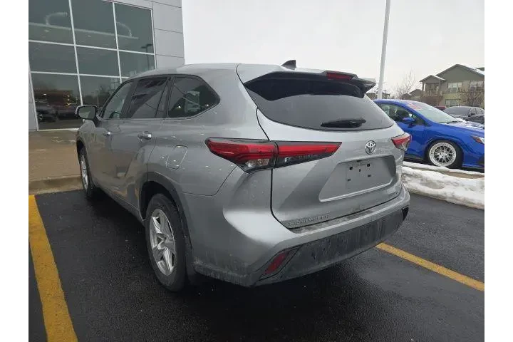 $28491 : Toyota Highlander 2023 LE 4d image 5