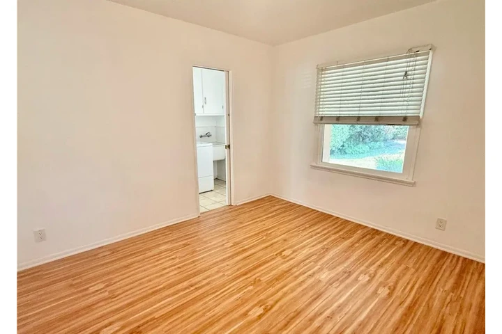 $2385 : 3 Bedroom House in Maywood image 7