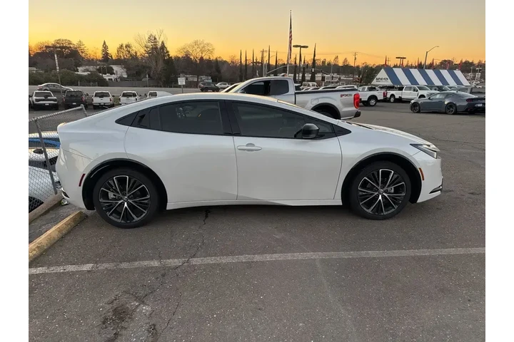$30000 : Toyota Prius 2024 XLE 4dr Ha image 6