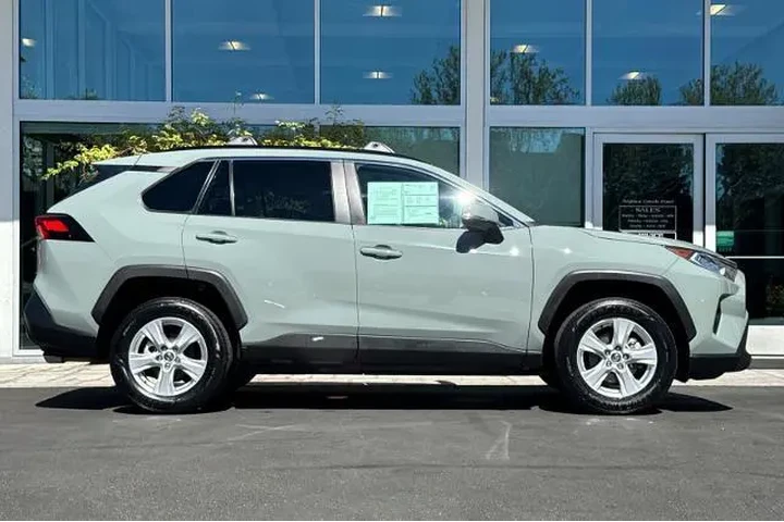 $27982 : Toyota RAV4 2020 AWD XLE 4dr image 3