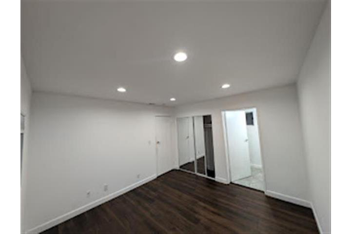 $2200 : NORTH HOLLYWO APTS. 2 RECS. image 6