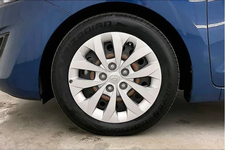 $10490 : Hyundai ELANTRA GT 2016 4dr image 10