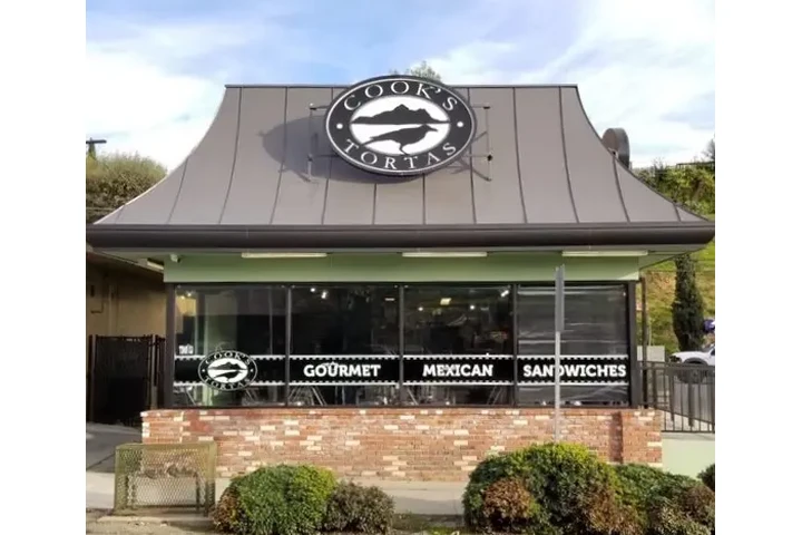 SE NECESITA CAJERA BINLINGUE image 1