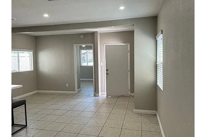 $800 : beautifully refreshed 2-bed ! image 5