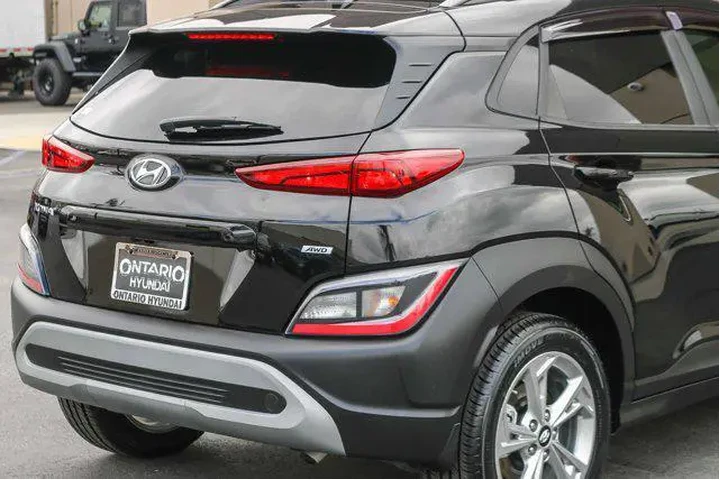 $17587 : Hyundai KONA 2022 AWD SEL 4d image 8