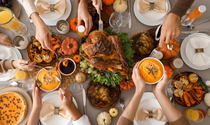 Mesa con platillos típicos del Día de Acción de Gracias