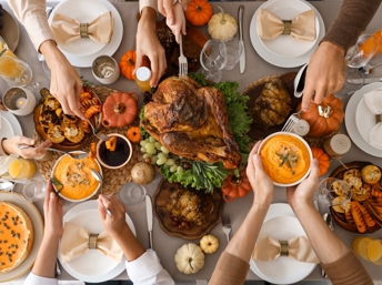 Mesa con platillos típicos del Día de Acción de Gracias