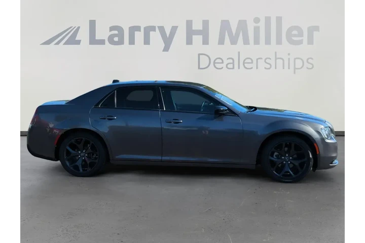 $26193 : Chrysler 300 2022 Touring 4d image 6