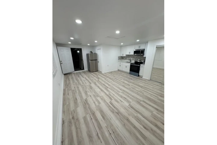 $1200 : Large studio Apt in Los Angele image 3