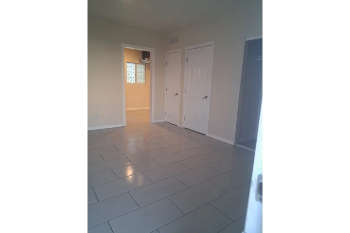 $1295 : Single in Los Angeles image 6