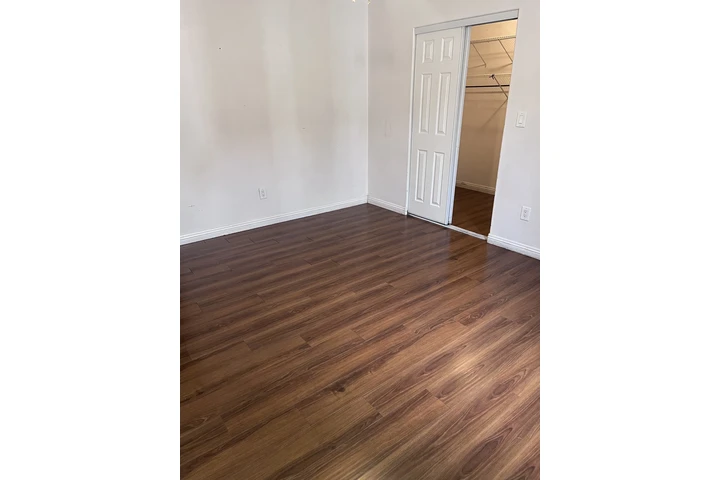 $1150 : Cuarto grande con bañio image 2