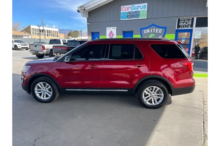 2016 Explorer XLT FWD image 8