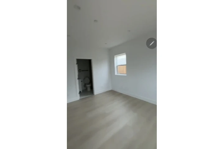 $1300 : Cuarto con baño privado image 2