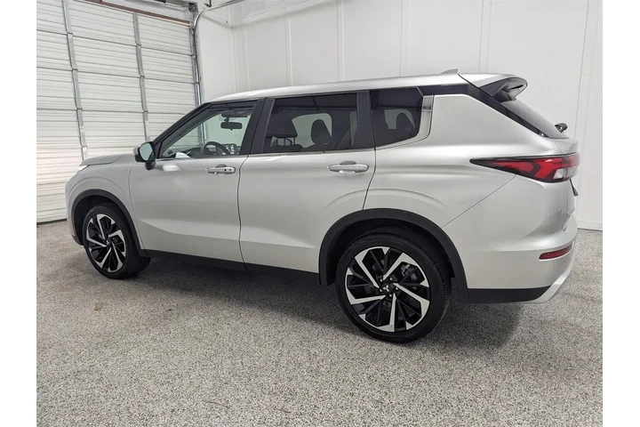 $25997 : Mitsubishi Outlander 2024 SE image 4