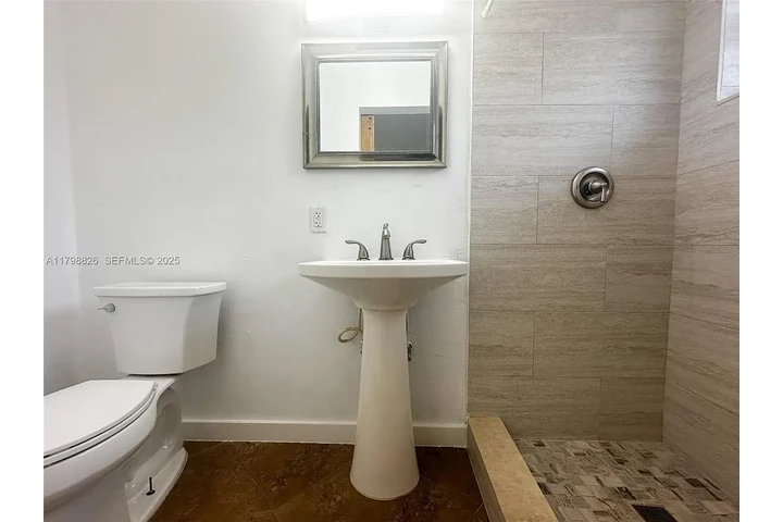 $1050 : Se Alquila Bueno Bonito Barato image 5