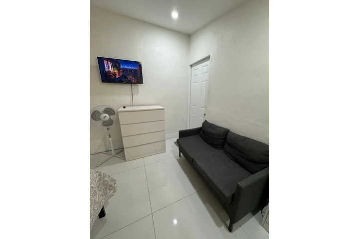 $900 : Se Renta Habitación (Miami) image 3