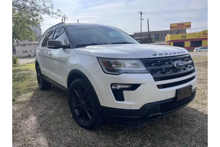 2019 Explorer XLT image 3
