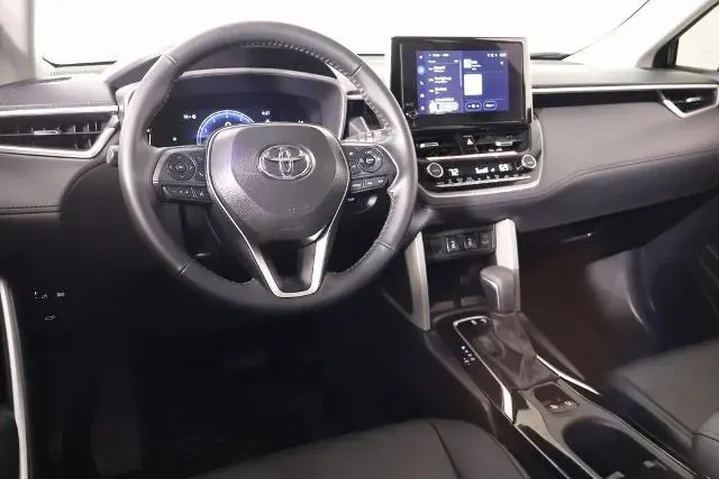 $29485 : Toyota Corolla Cross 2025 XL image 2