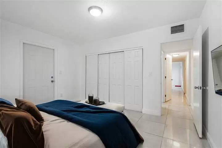 $2998 : Rento casa Coral Gables  airpo image 8