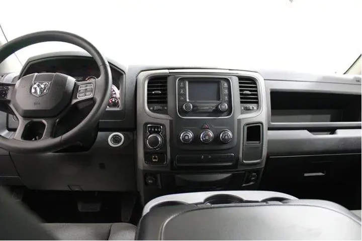 $31949 : Ram 1500 Classic 2022 4x2 Tr image 2