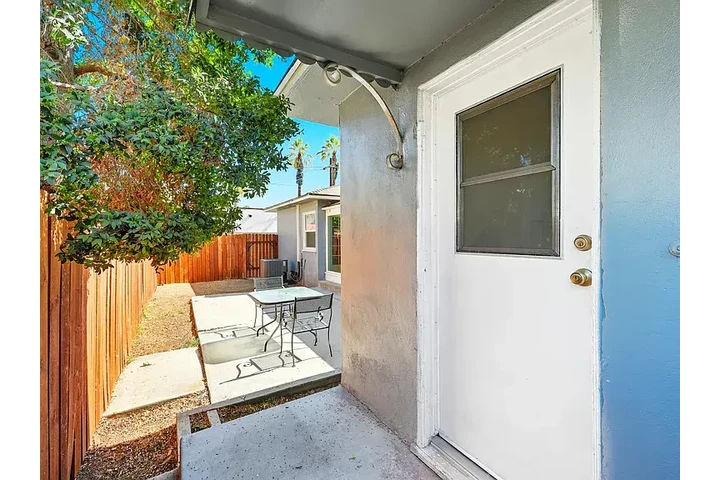 $900 : This spacious front home ! image 9