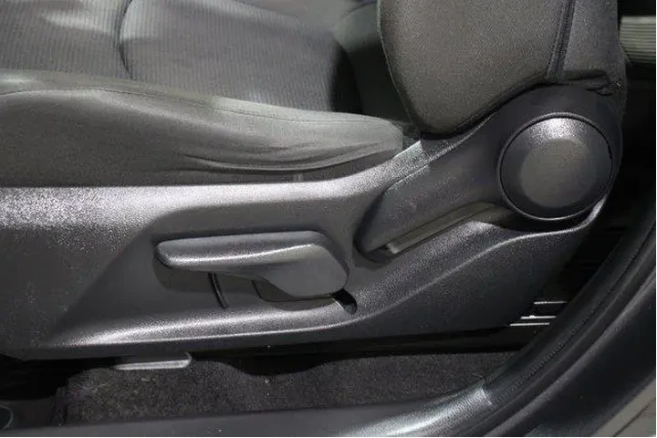 $29998 : Toyota RAV4 2023 AWD LE 4dr image 4