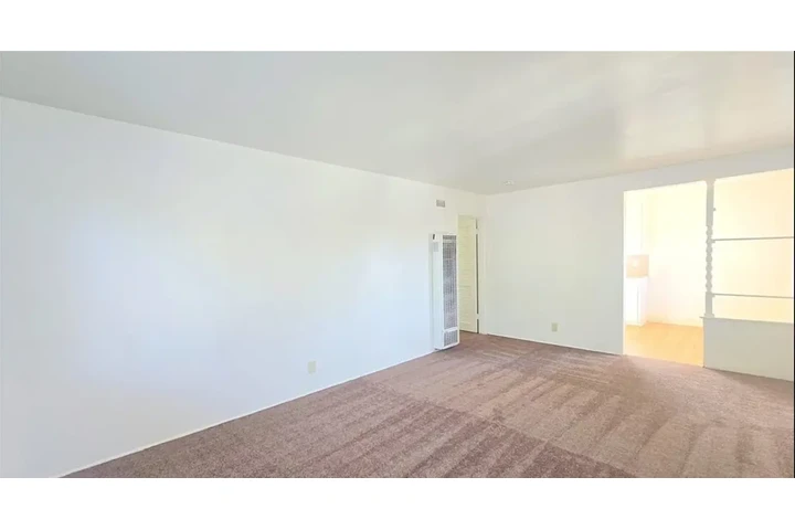 $1100 : Diamond St, Redondo Beach, CA image 1