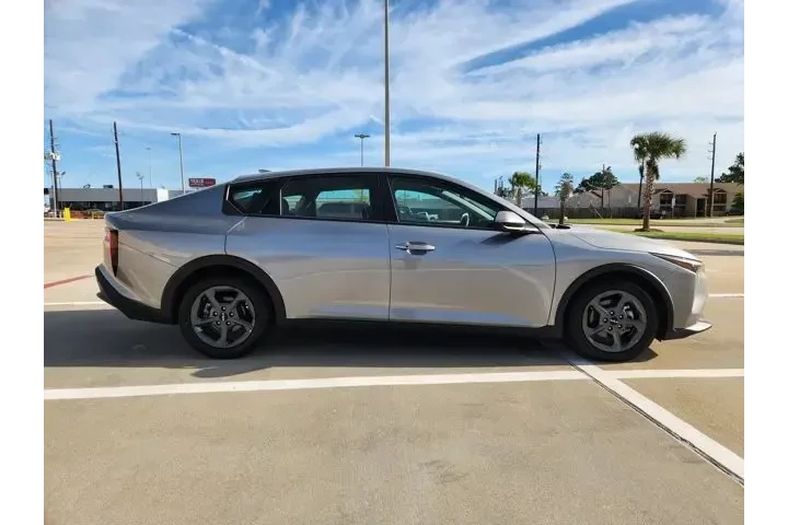 $20853 : Kia K4 2025 LXS 4dr Sedan image 4