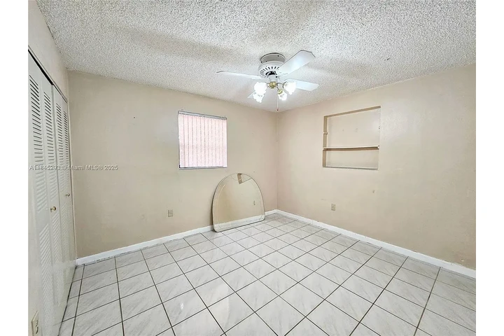 $900 : Spacious and well-maintained 2 image 2