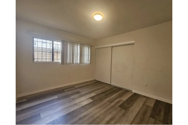 $1965 : 2 Bed Apt In N Kenmore Ave, LA image 4