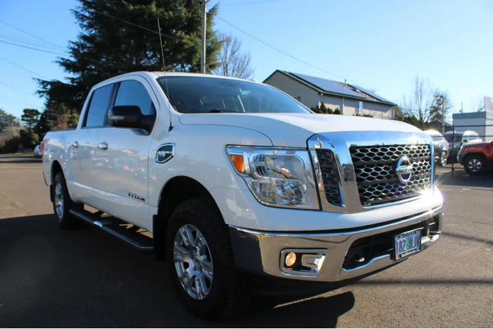 $20495 : 2017 Titan 4x4 Crew Cab SV image 8