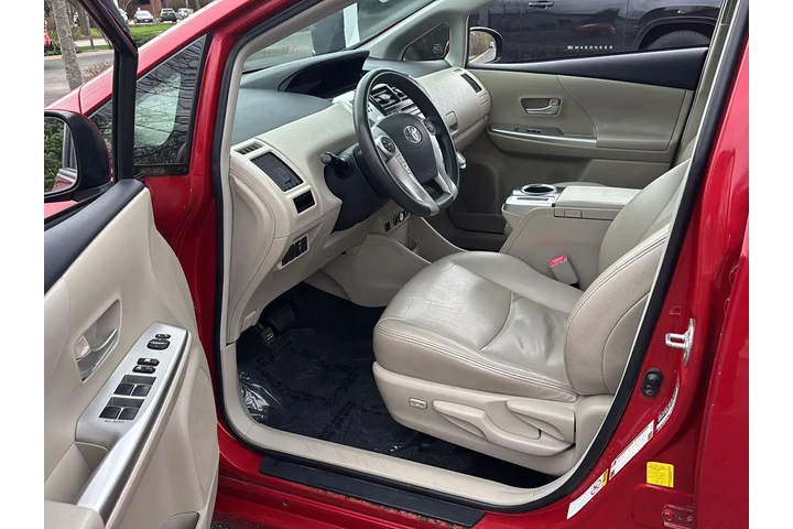 $13989 : 2012 Prius v Three image 2