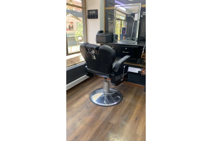 Busco barbero, lady barber image 2