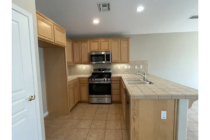 $1258 : 2 Bedroom Apartment image 5