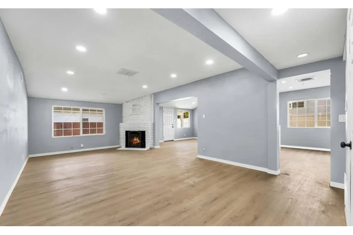 $2450 : 3Bed 2Bath Home In South Gate image 3