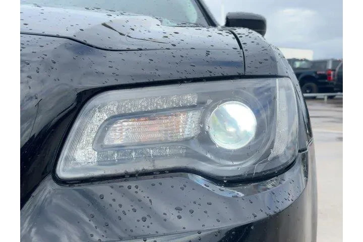 $17499 : Chrysler 300 2020 Touring 4d image 9