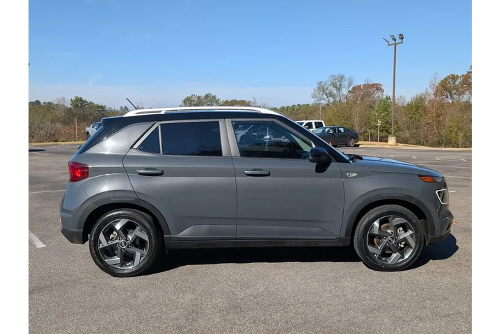 $19995 : Hyundai VENUE 2024 SEL 4dr C image 10