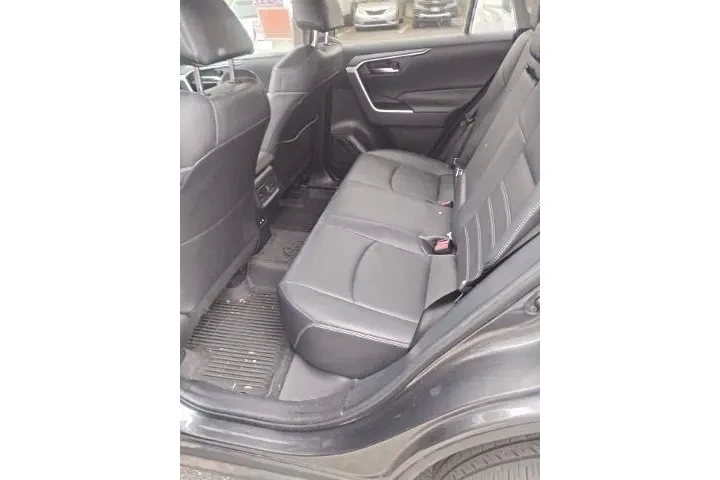 $29988 : Toyota RAV4 2021 AWD XLE Pre image 7