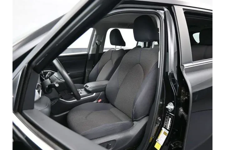 $30991 : Toyota Highlander 2023 L 4dr image 10