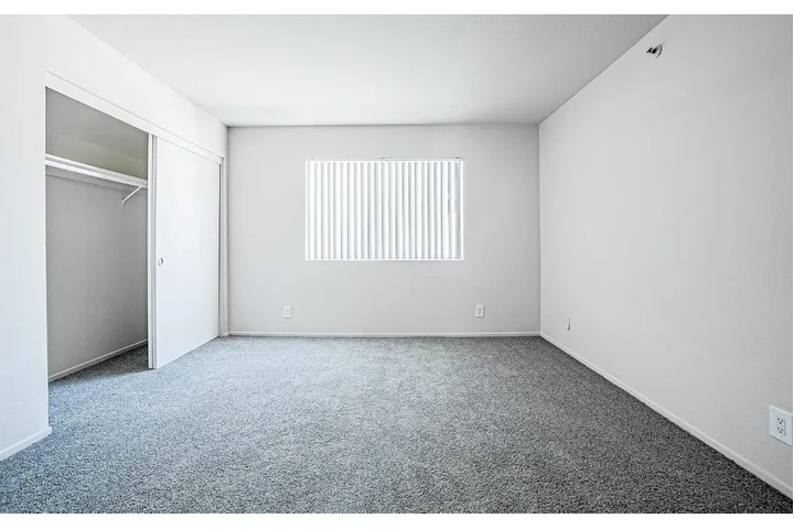 $1795 : Courtyard 1 Bd 1 Bath $1,795 image 6