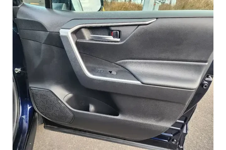 $29995 : Toyota RAV4 2023 AWD XLE 4dr image 10