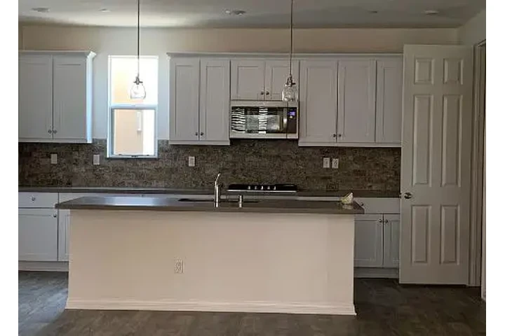 $2190 : Apr/May MOVE ASAP + utilities image 1